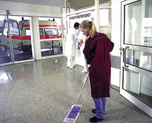 Reinigungskraft reinigt Boden